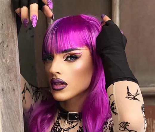 La drag queen Nikka Lorach lanza Les Dos, cancin escrita integramente en lenguaje inclusivo. 

